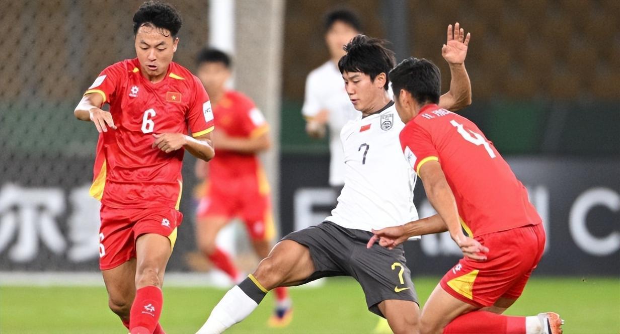 从饱受质疑到一战成名，22岁国足新星用进球完成救赎，武磊接班人