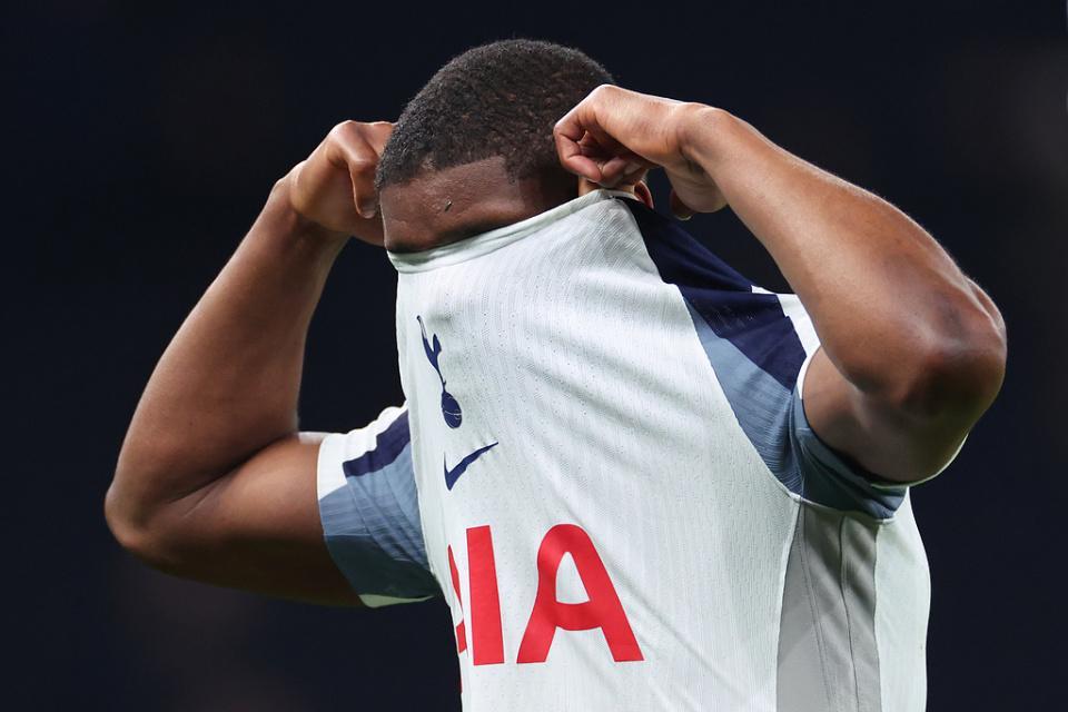 开云-1-3！十人热刺5连败+11轮不胜，距降级区仅1分，球迷失望半场退场